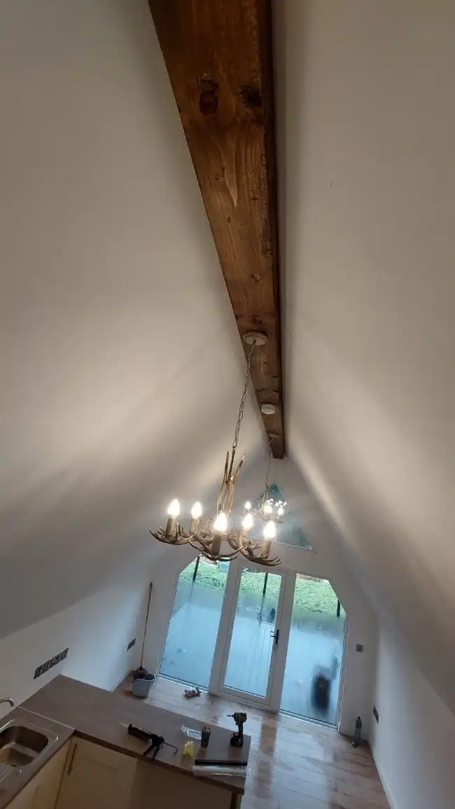 Luxury_lodge_interior_wooden_beam